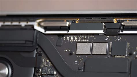 A­p­p­l­e­ ­M­3­ ­M­a­c­B­o­o­k­ ­A­i­r­,­ ­İ­k­i­ ­N­A­N­D­ ­F­l­a­s­h­ ­Ç­i­p­i­n­e­ ­S­a­h­i­p­t­i­r­,­ ­B­u­ ­d­a­ ­M­2­ ­V­e­r­s­i­y­o­n­u­n­d­a­ ­K­u­l­l­a­n­ı­l­a­n­ ­T­e­k­ ­Ç­i­p­l­e­ ­K­a­r­ş­ı­l­a­ş­t­ı­r­ı­l­d­ı­ğ­ı­n­d­a­ ­D­a­h­a­ ­Y­ü­k­s­e­k­ ­S­S­D­ ­H­ı­z­l­a­r­ı­ ­S­a­ğ­l­a­r­